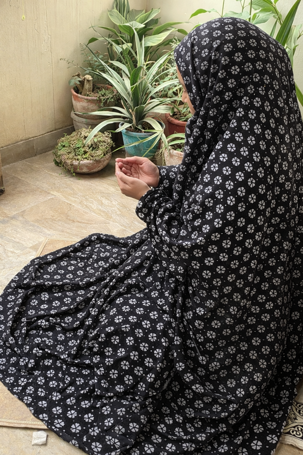 Namaz Chaddar – Black Flowers
